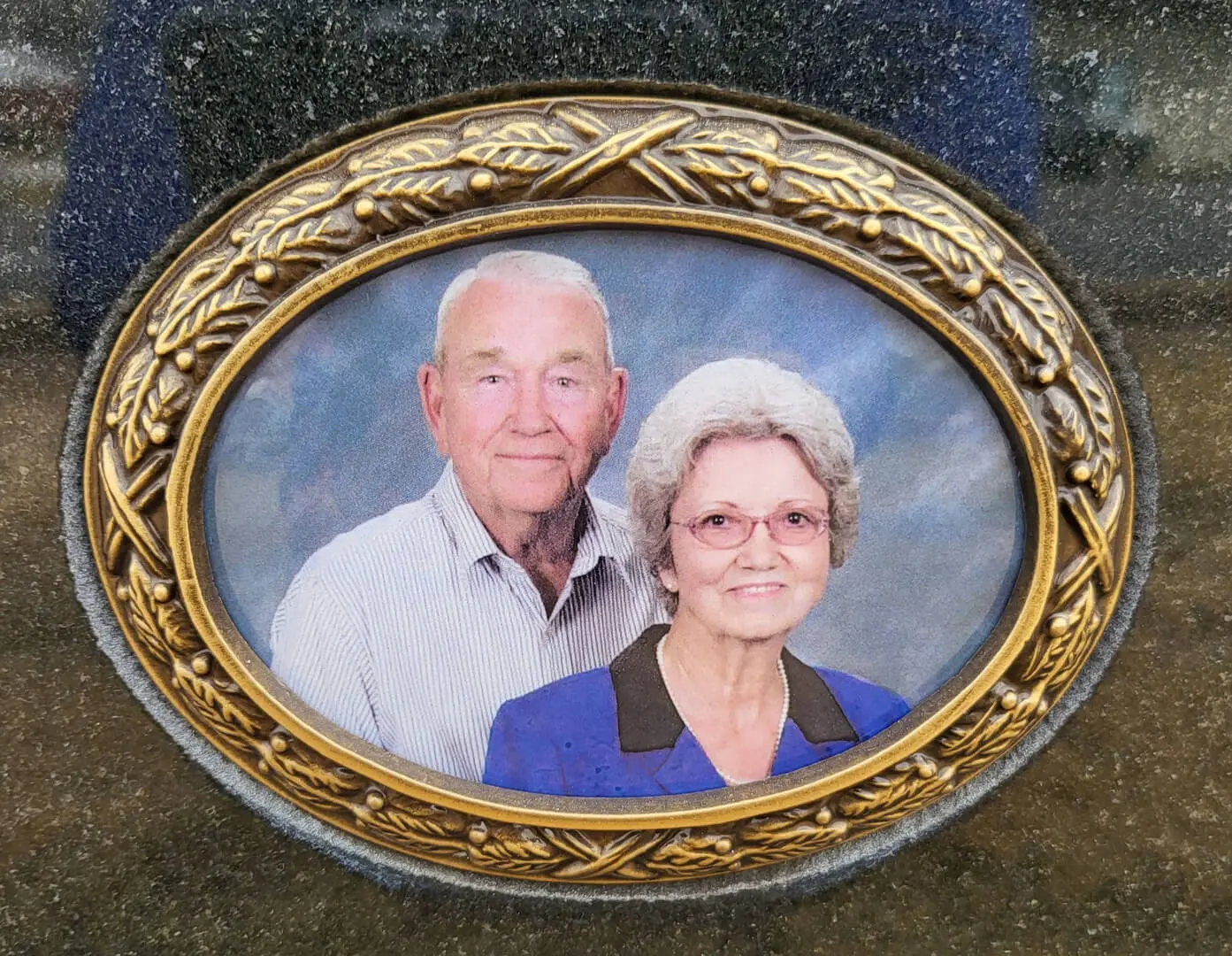 A picture of an old couple engraved on a memorial slab